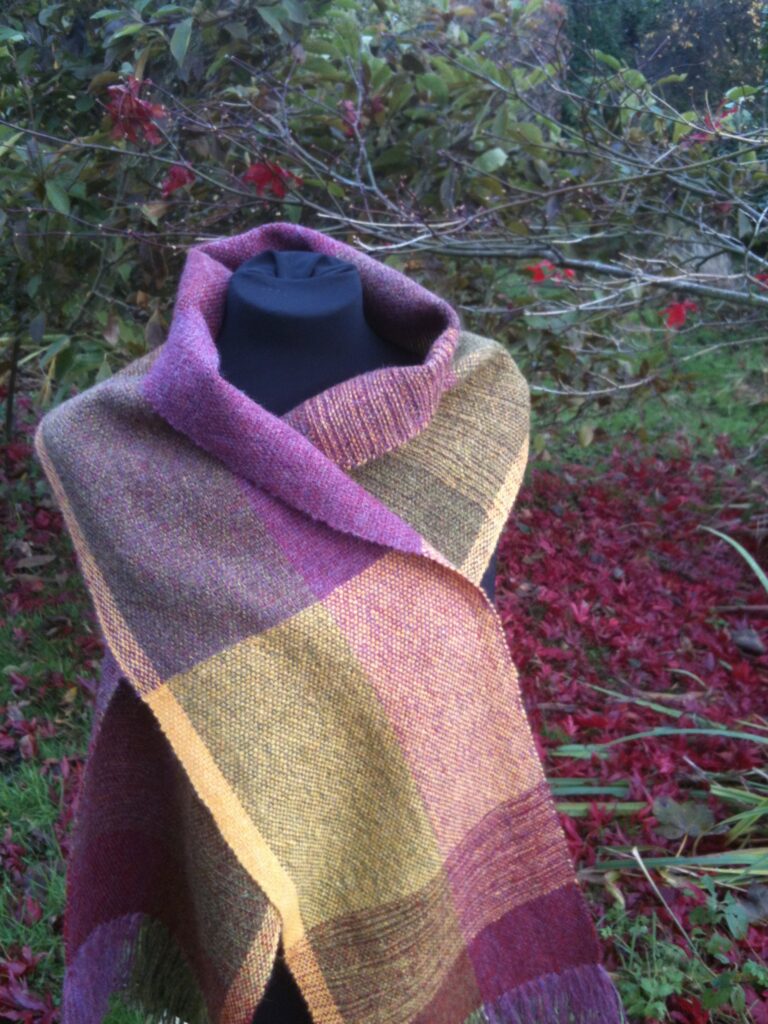 Plaid tissé main aux couleurs automnales