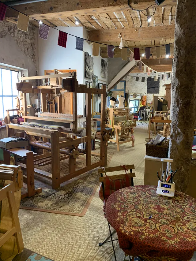 L'atelier boutique de Padern, ses métiers à tisser et ses rouets