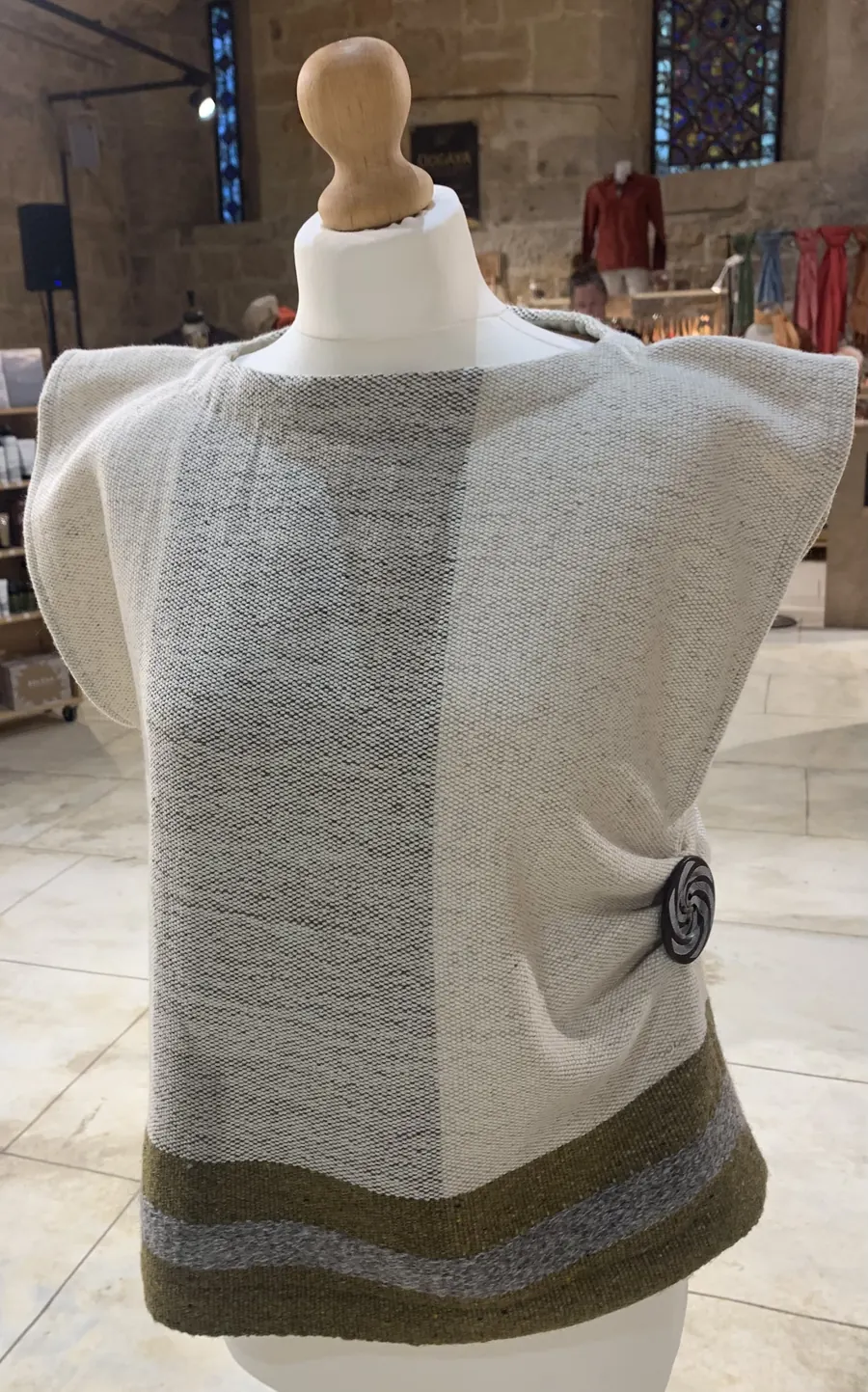 Haut tissé main écru et gris, bordure olive et bouton