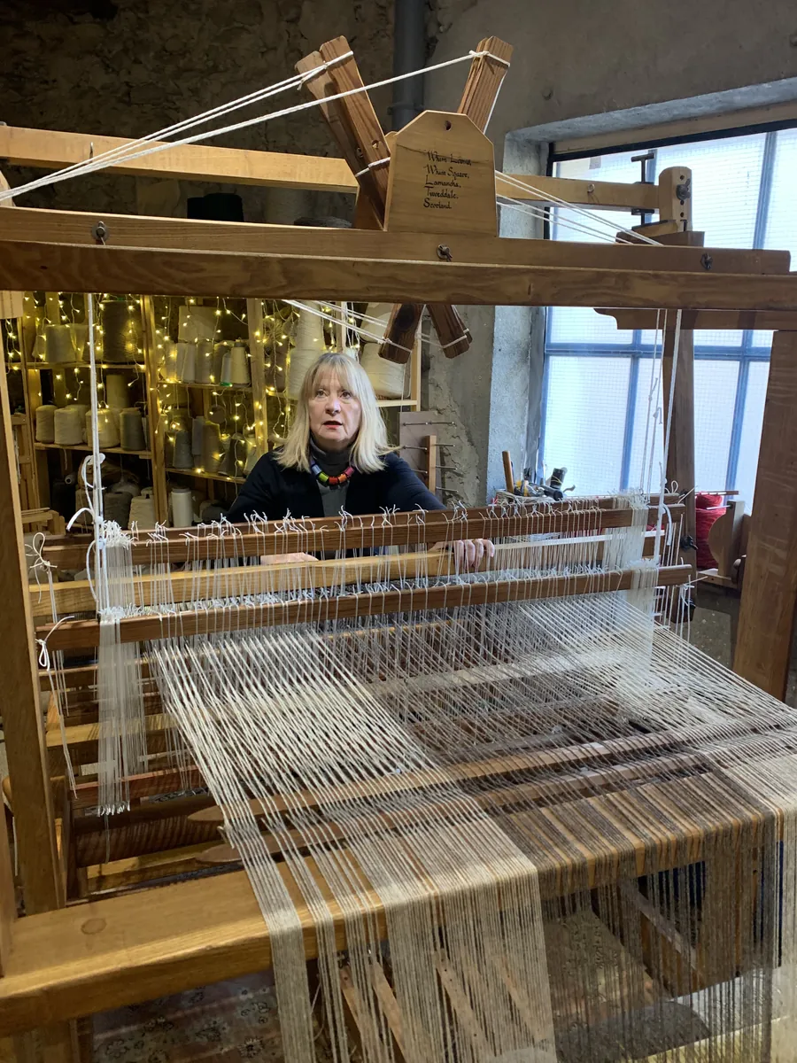 Dominique-Lexie Robertson à son métier à tisser à bras, dans l'atelier de Padern