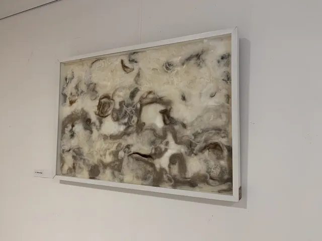 Tableau de laine feutrée encadré, tons écrus et bruns, en exposition