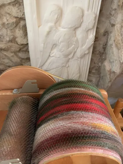 Laine cardée en nappe multicolore sur une cardeuse à tambour
