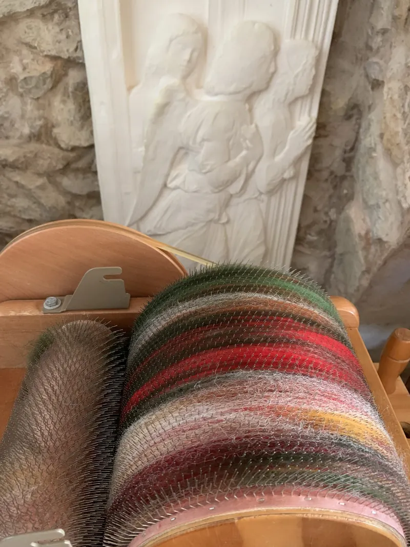 Laine cardée en nappe multicolore sur une cardeuse à tambour