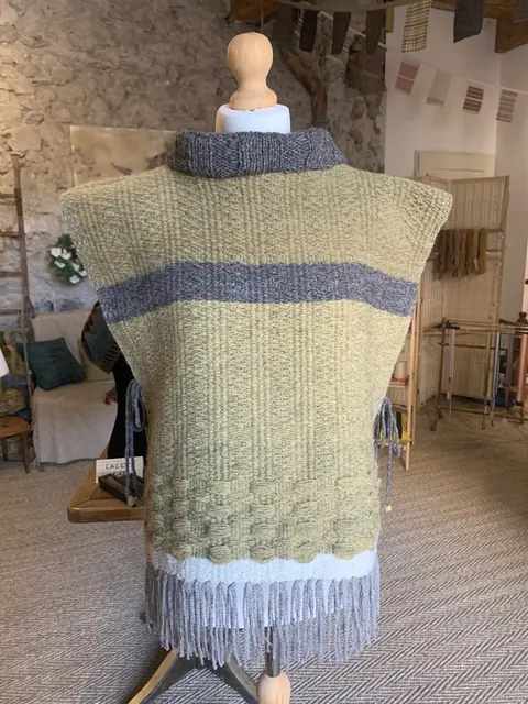Haut tissé main vert tilleul et gris sur un buste